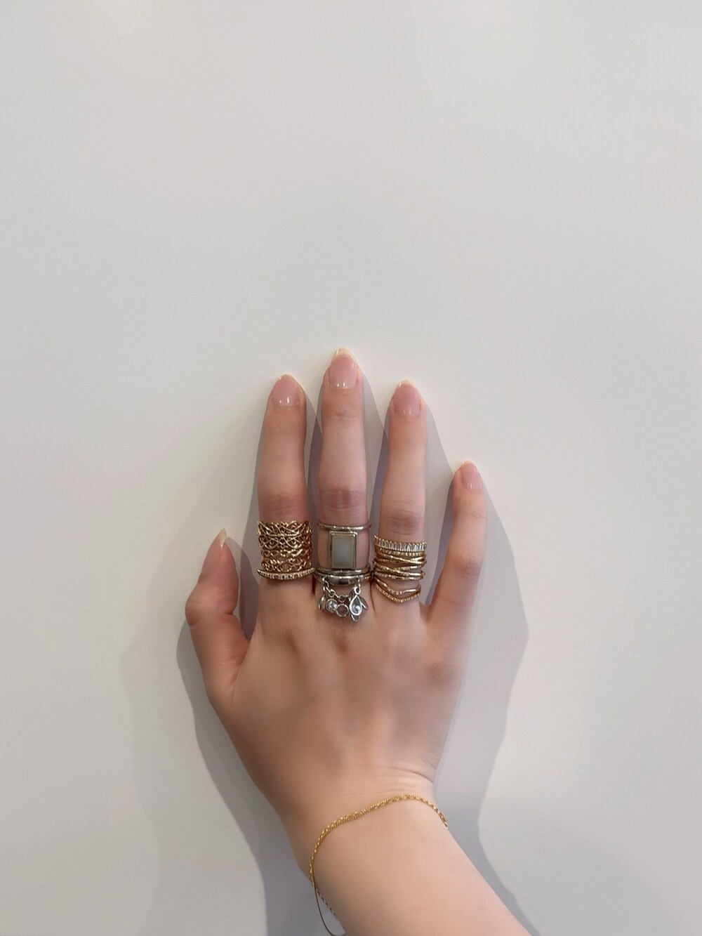 「アガット(agete)、リング、リング重ね付け、リングコーデ、シルバーアクセサリー、シルバー、シルバーリング、シルバーアクセ、ゴールドアクセ、ゴールド、ゴールドアクセサリー、ゴールドリング、ブレスレット」｜「ageteのK18ブレスレット（ブレスレット、ゴールド系）」を使った、ぺりさん（レディース・165cm）の春コーディネートの4枚目の写真