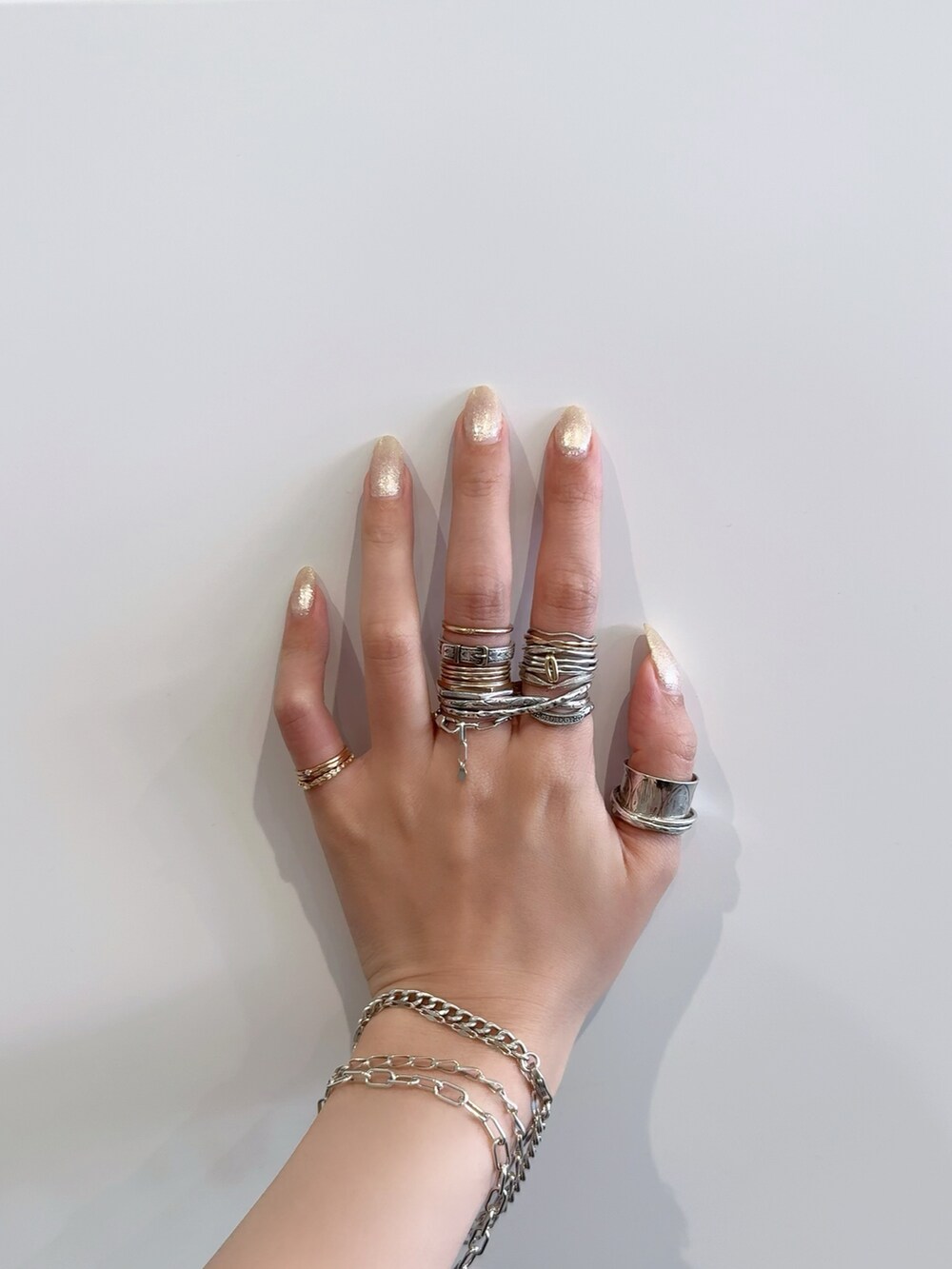 シルバー系のリング、シルバー系のブレスレット、シルバー系のブレスレットを着用したレディースの夏コーディネートの3枚目の写真