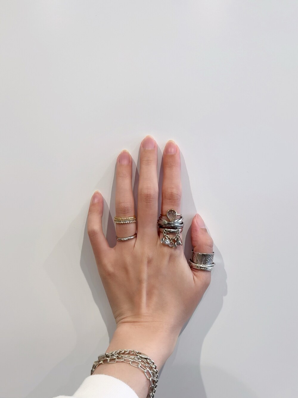 シルバー系のブレスレット、グリーン系のリング、シルバー系のブレスレットを着用したレディースの秋コーディネートの3枚目の写真