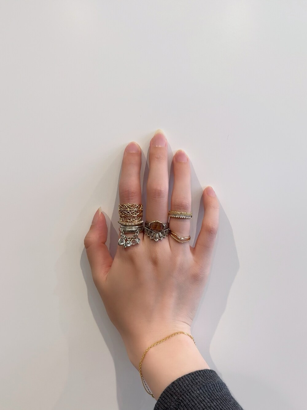 「アガット(agete)、リング、リング重ね付け、シルバーアクセサリー、シルバー、シルバーリング、シルバーアクセ、ゴールドアクセ、ゴールド、ゴールドアクセサリー、ゴールドリング、ブレスレット」｜「ageteのK5／シルバーダイヤモンドリング（リング、その他）」を使った、ぺりさん（レディース・165cm）の春コーディネートの4枚目の写真