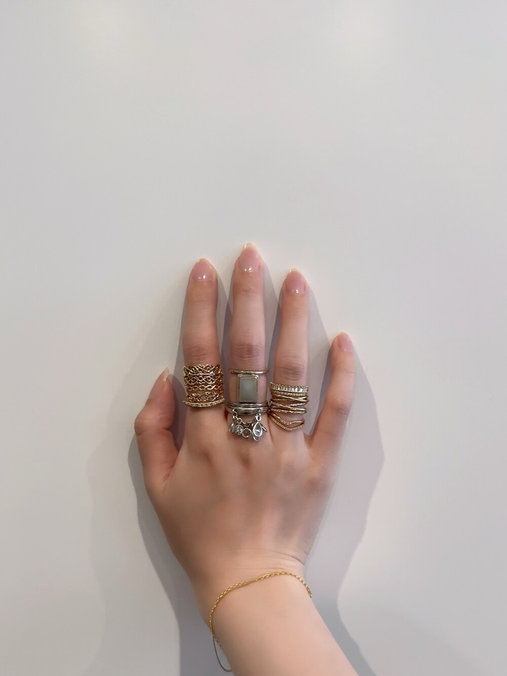 「アガット(agete)、リング、リング重ね付け、リングコーデ、シルバーアクセサリー、シルバー、シルバーリング、シルバーアクセ、ゴールドアクセ、ゴールド、ゴールドアクセサリー、ゴールドリング、ブレスレット」｜「ageteのK18ブレスレット（ブレスレット、ゴールド系）」を使った、ぺりさん（レディース・165cm）の春コーディネートの5枚目の写真
