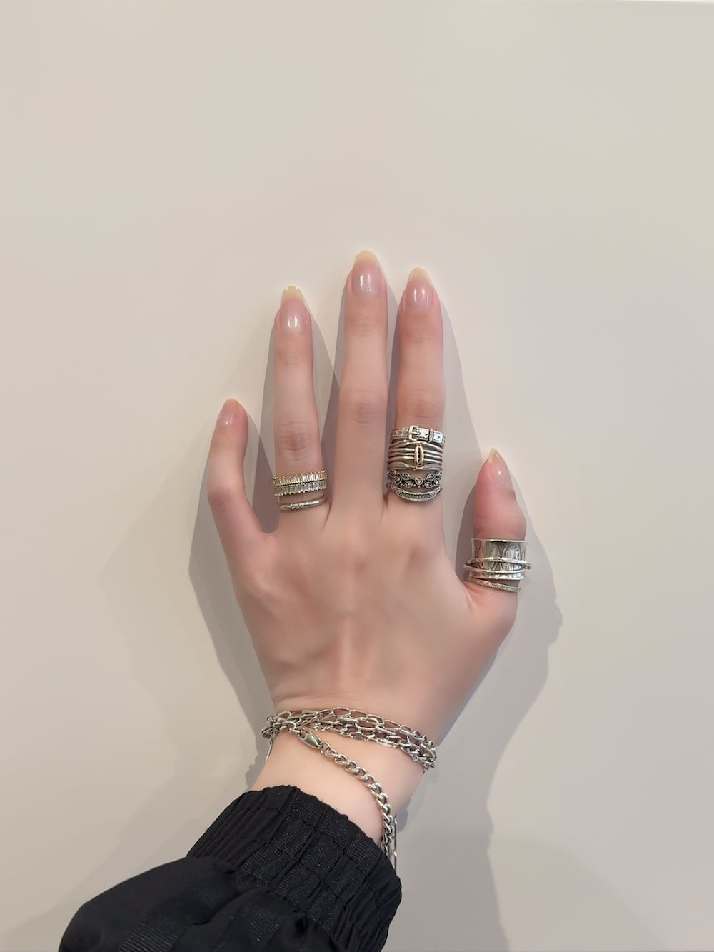 その他のリング、シルバー系のリング、シルバー系のリングを着用したレディースの春コーディネートの2枚目の写真