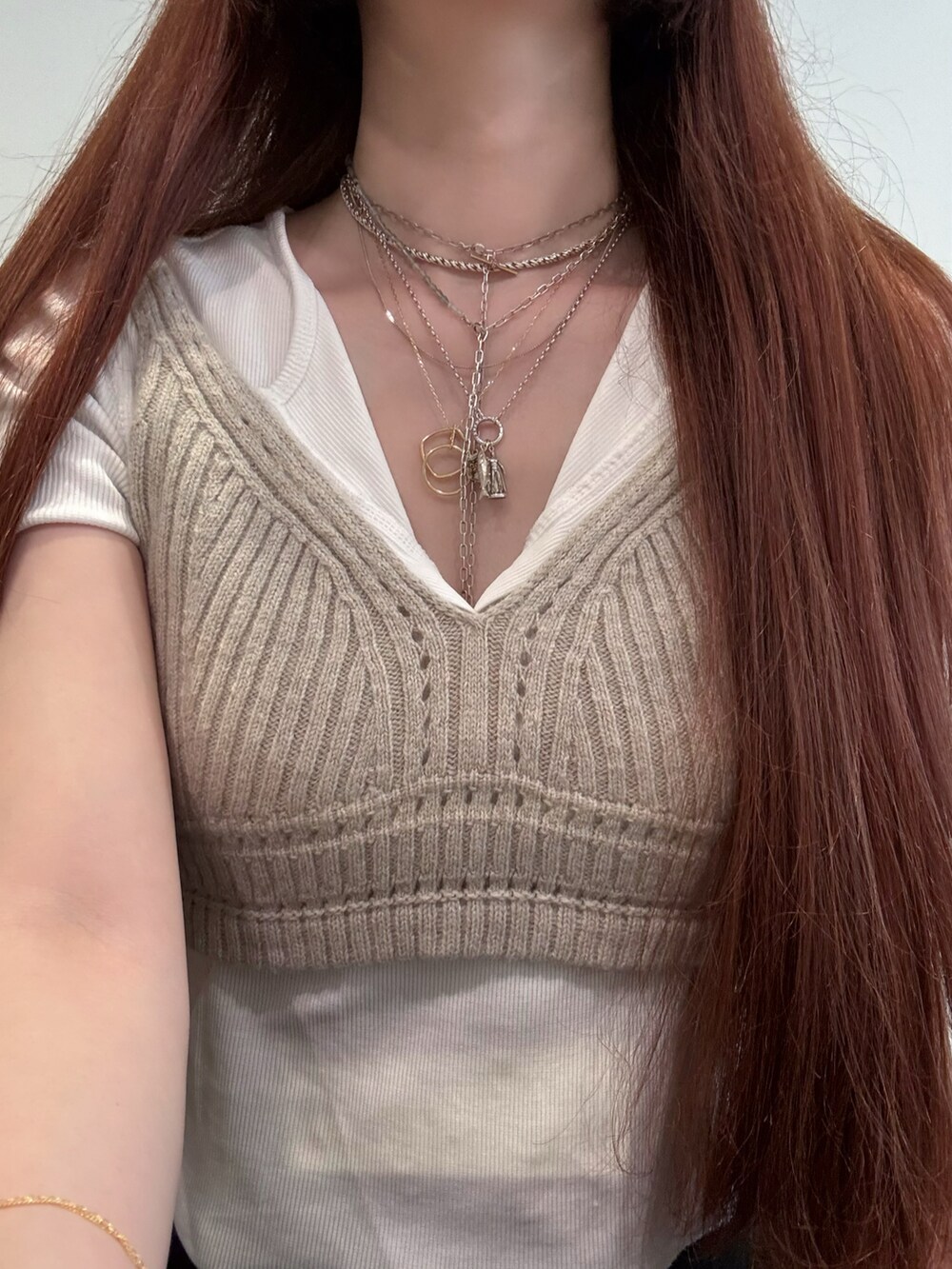 「ホワイトコーデ、ホワイト、ZARA、UNIQLO、アガット(agete)、ネックレス、ネックレス重ね付け、アクセサリー、アクセサリー重ね付け、アクセサリーコーデ、シルバーアクセサリー、シルバー、シルバーネックレス、ゴールドアクセ、ゴールド」｜「ageteのシルバーピアスチャーム（片耳用）（チャーム、その他）」を使った、ぺりさん（レディース・165cm）の春コーディネートの3枚目の写真