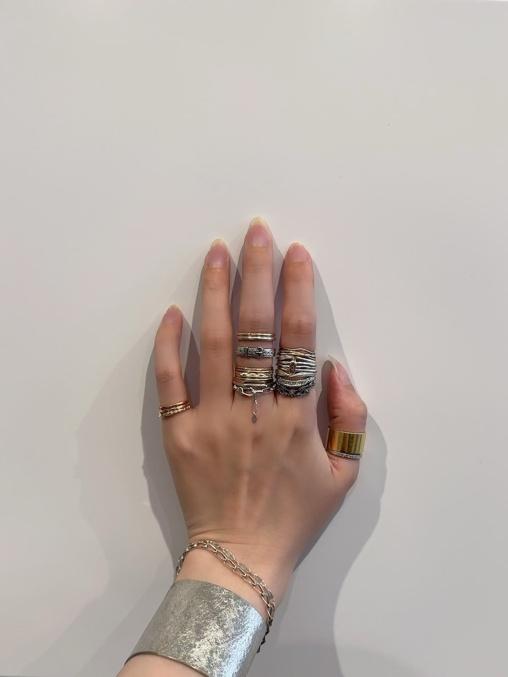 「アガット(agete)、リング、リング重ね付け、リングコーデ、シルバーアクセサリー、シルバー、シルバーリング、シルバーアクセ、ゴールドアクセ、ゴールド、ゴールドアクセサリー、ゴールドリング、チェーンリング、シルバーバングル」｜「ageteのシルバーリング（リング、その他）」を使った、ぺりさん（レディース・165cm）の春コーディネートの2枚目の写真