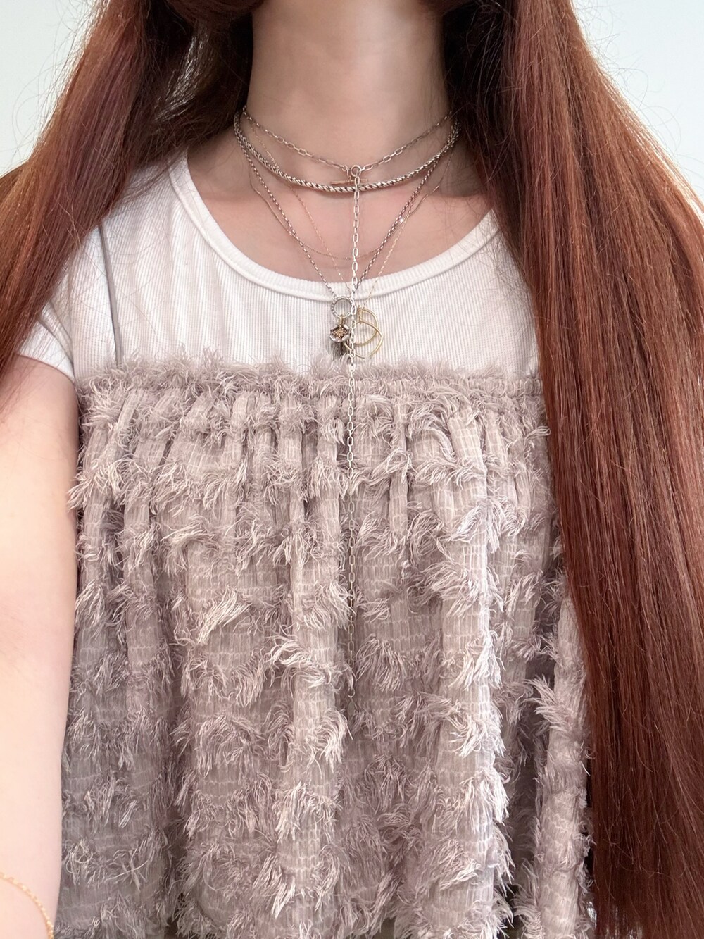 グレー系のキャミソール、ゴールド系のネックレス、シルバー系のネックレスを着用したレディースの夏コーディネートの4枚目の写真