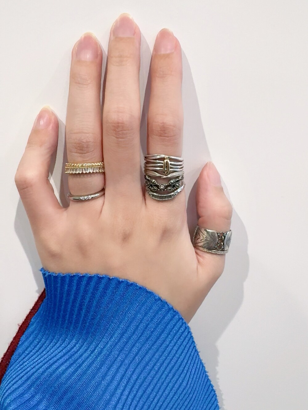 シルバー系のブレスレット、シルバー系のリング、シルバー系のリングを着用したレディースの秋コーディネートの4枚目の写真