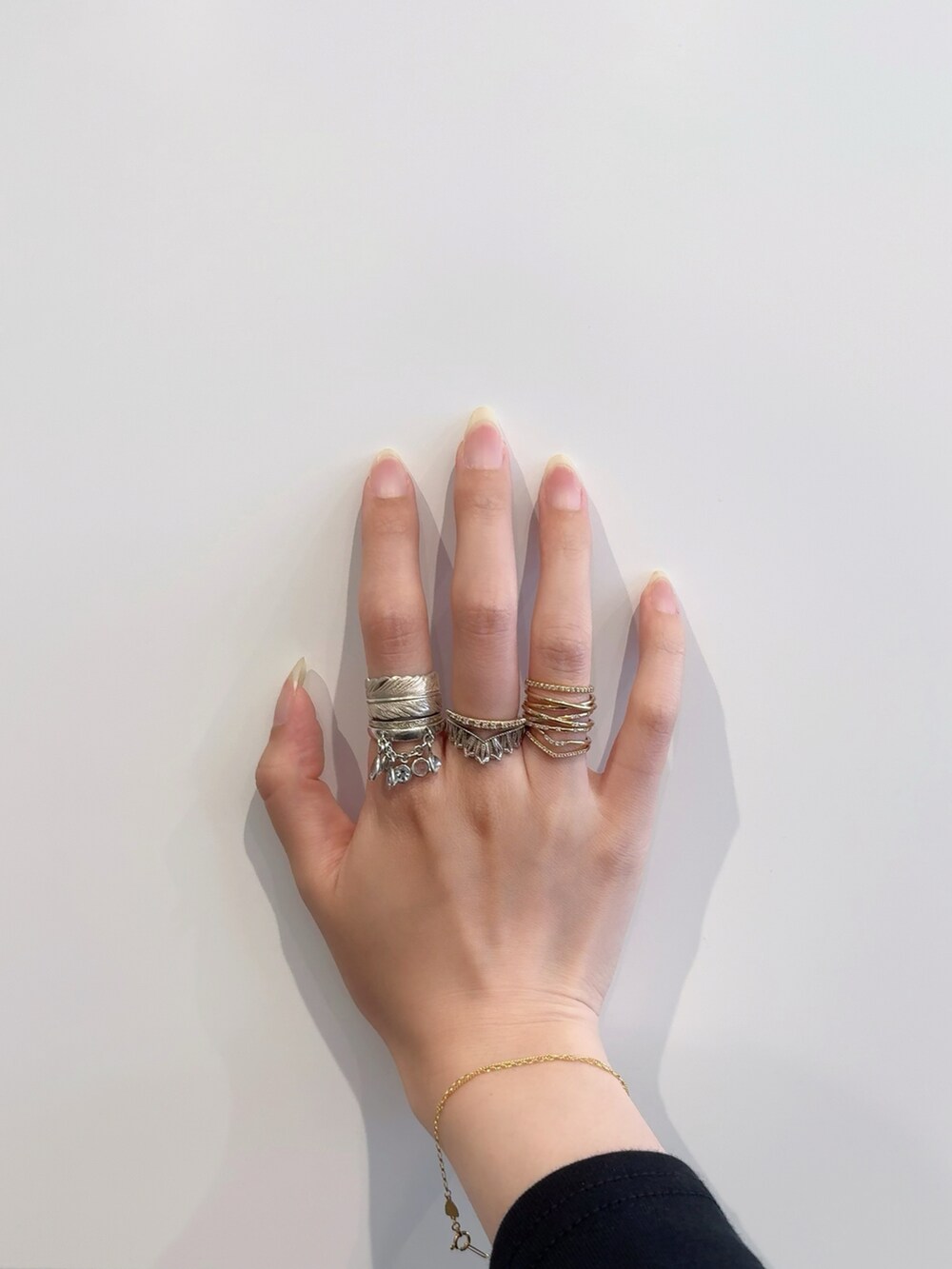 ゴールド系のブレスレット、その他のリング、シルバー系のリングを着用したレディースの夏コーディネートの5枚目の写真