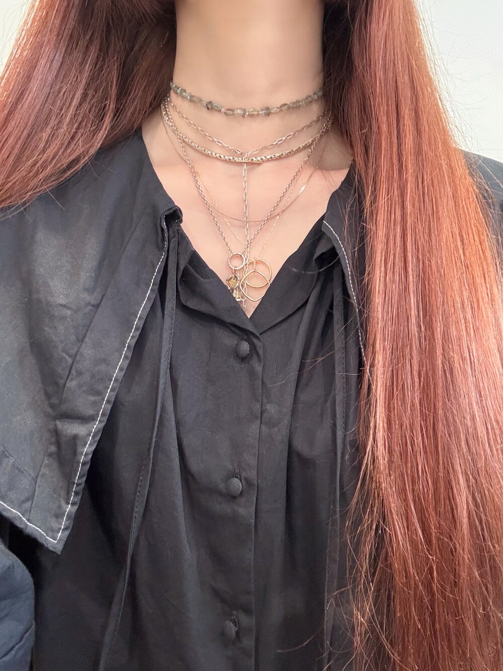 「ワントーンコーデ、アガット(agete)、ブラック、ブラックコーデ、黒コーデ、ZARA、ZARAコーデ、ネックレス、ネックレス重ね付け、シルバーアクセサリー、シルバー、シルバーネックレス、ゴールドアクセ、ゴールドネックレス、ゴールドアクセサリー」｜「ageteのシルバーラブラドライトネックレス（ネックレス、グレー系）」を使った、ぺりさん（レディース・165cm）の春コーディネートの2枚目の写真