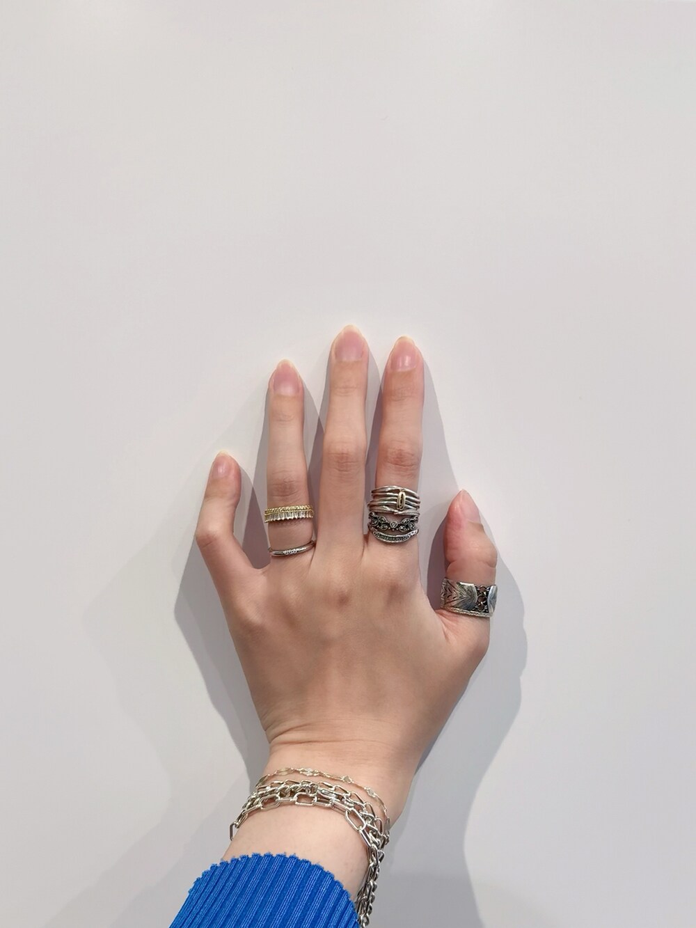 シルバー系のブレスレット、シルバー系のリング、シルバー系のリングを着用したレディースの秋コーディネートの3枚目の写真