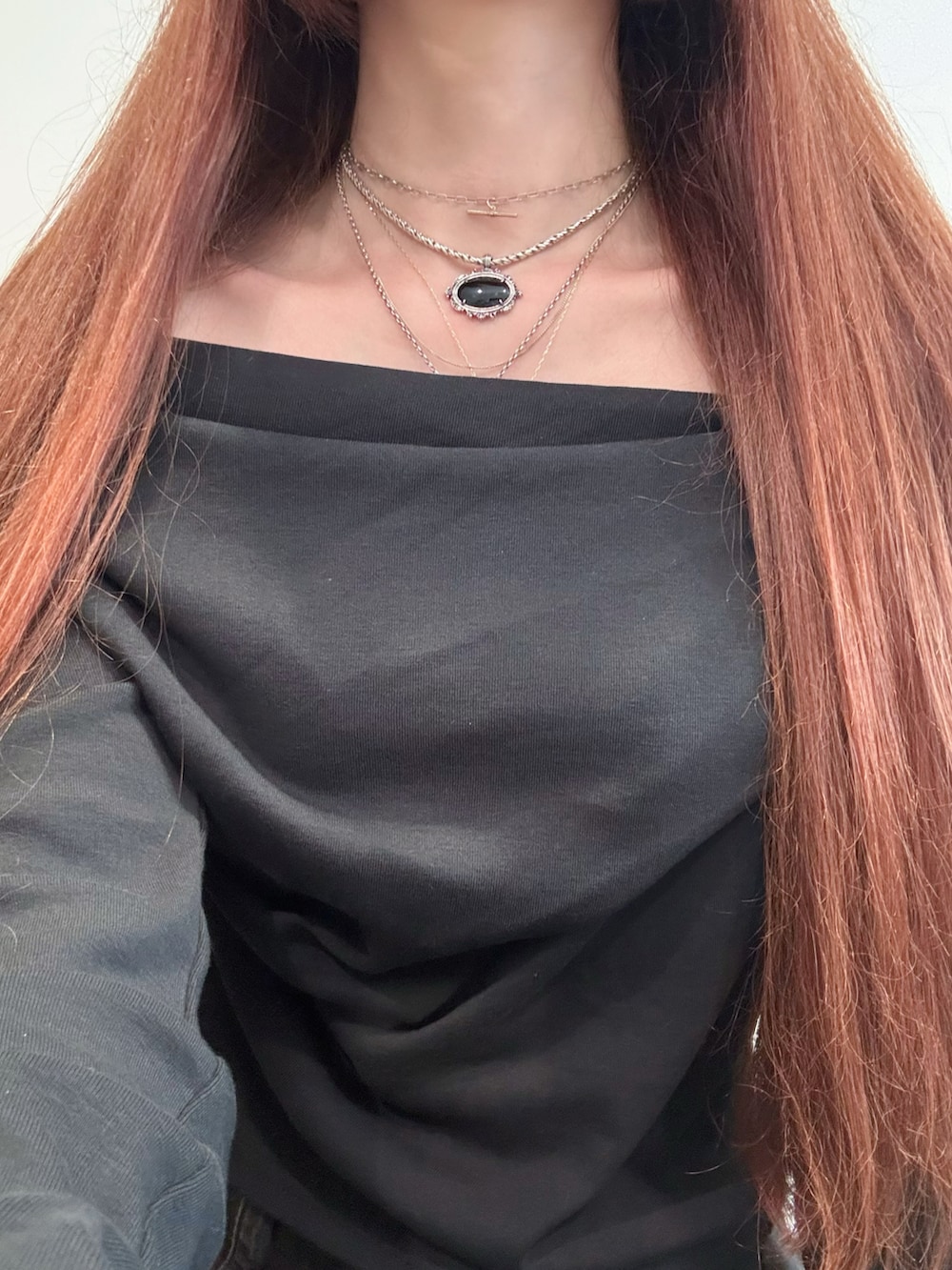 ブラック系のTシャツ/カットソー、ブラック系のスカート、シルバー系のネックレスを着用したレディースの夏コーディネートの2枚目の写真