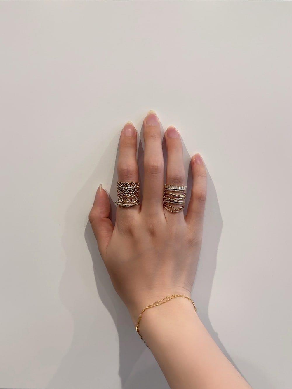 「アガット(agete)、リング、リング重ね付け、シルバーアクセサリー、シルバー、シルバーリング、シルバーアクセ、ゴールドアクセ、ゴールド、ゴールドアクセサリー、ゴールドリング、ブレスレット」｜「ageteのK5／シルバーダイヤモンドリング（リング、その他）」を使った、ぺりさん（レディース・165cm）の春コーディネートの2枚目の写真