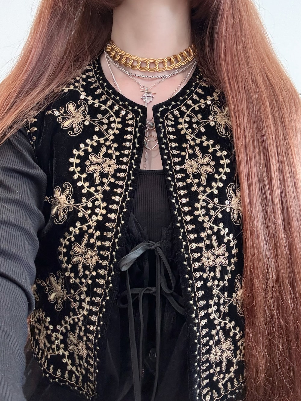 シルバー系のネックレス、シルバー系のネックレス、シルバー系のネックレスを着用したレディースの秋コーディネートの3枚目の写真