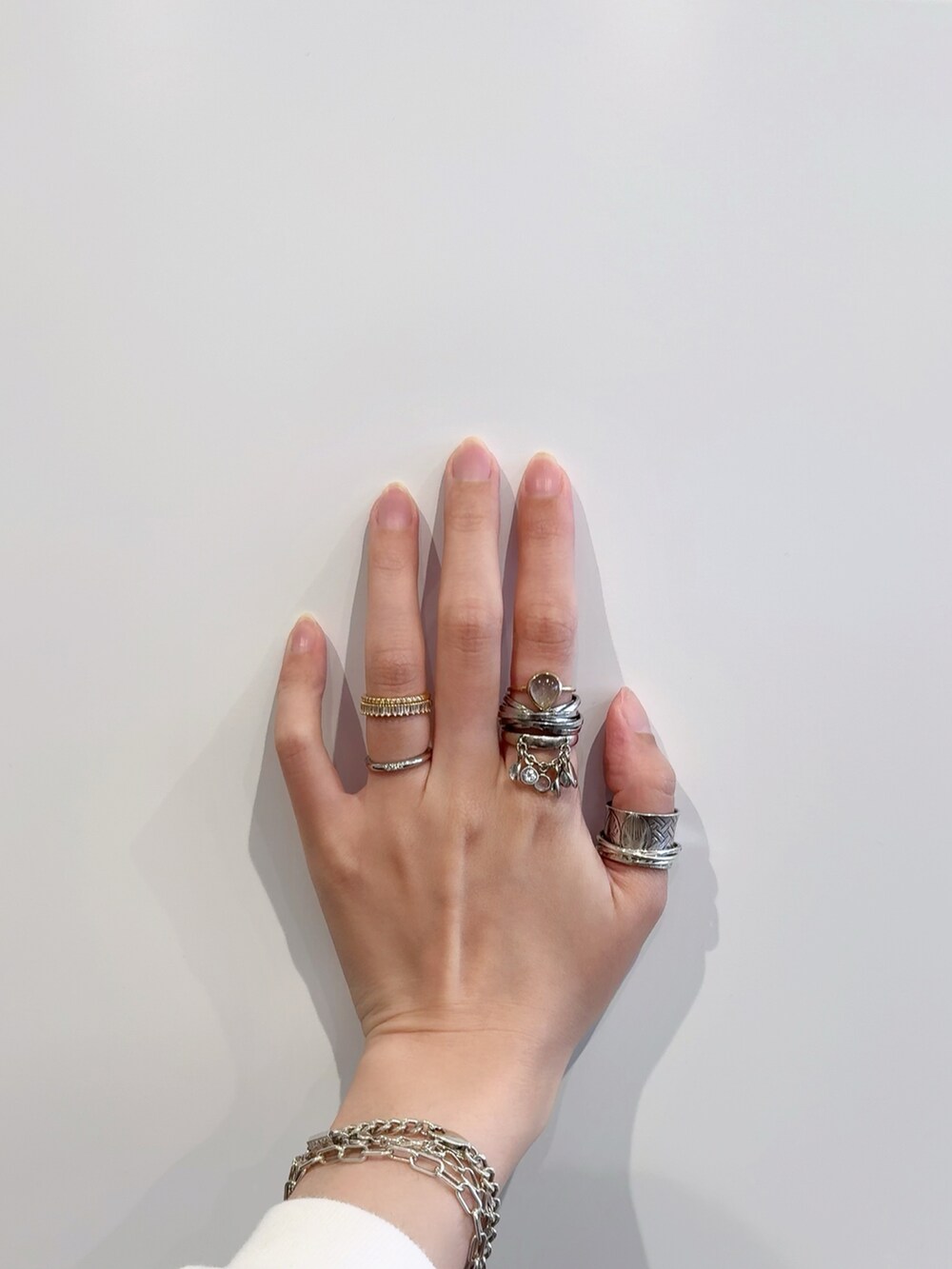 シルバー系のブレスレット、グリーン系のリング、シルバー系のブレスレットを着用したレディースの秋コーディネートの2枚目の写真