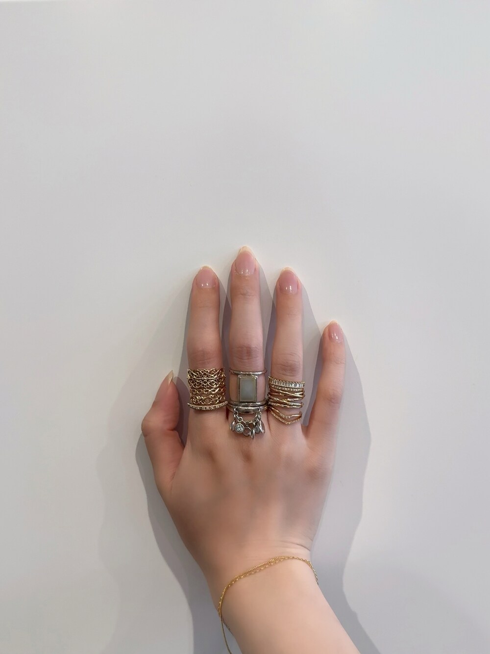 「アガット(agete)、リング、リング重ね付け、リングコーデ、シルバーアクセサリー、シルバー、シルバーリング、シルバーアクセ、ゴールドアクセ、ゴールド、ゴールドアクセサリー、ゴールドリング、ブレスレット」｜「ageteのK18ブレスレット（ブレスレット、ゴールド系）」を使った、ぺりさん（レディース・165cm）の春コーディネートの2枚目の写真