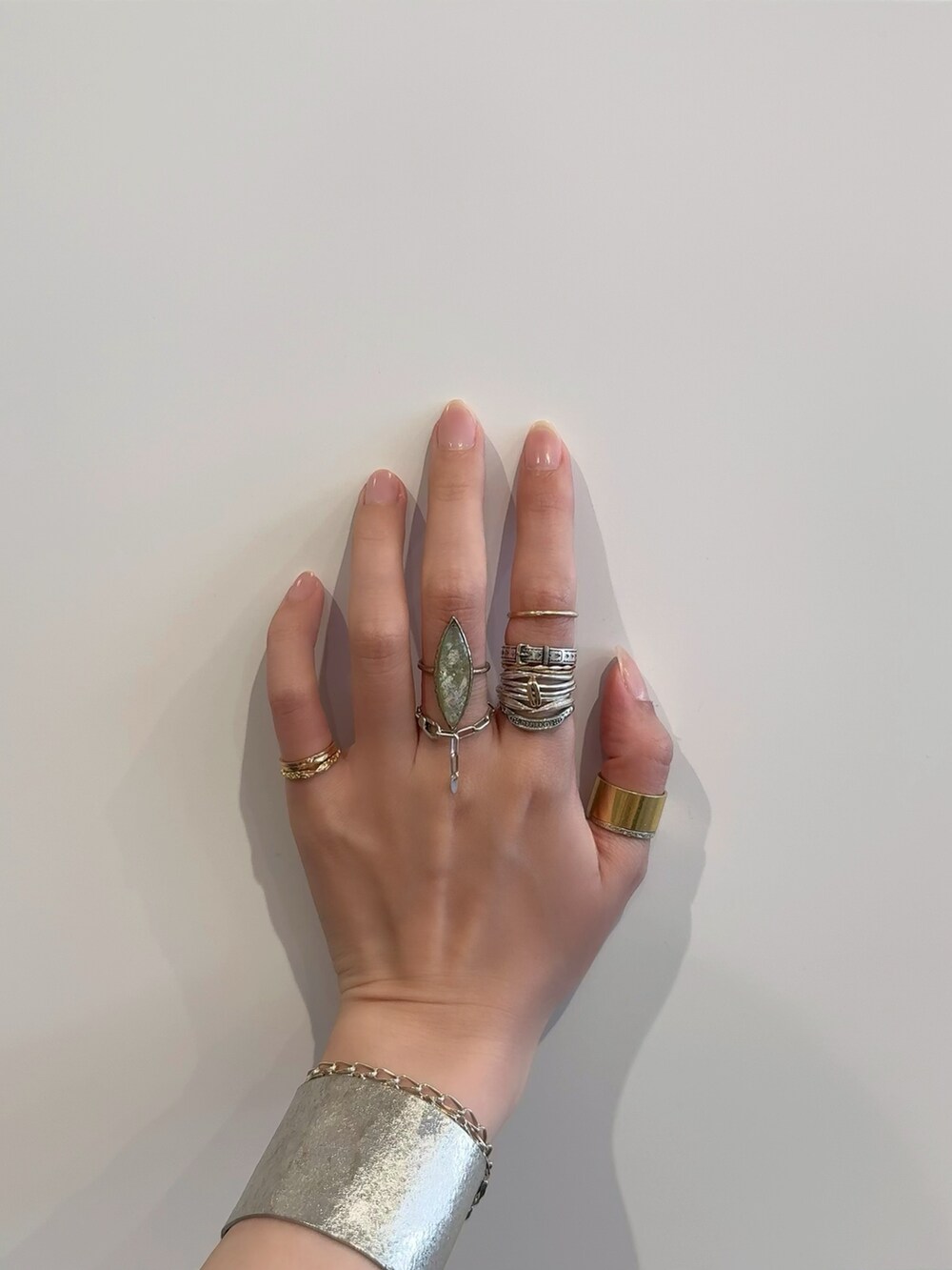「アガット(agete)、リング、リング重ね付け、リングコーデ、シルバーアクセサリー、シルバー、シルバーリング、シルバーアクセ、ゴールドアクセ、ゴールド、ゴールドアクセサリー、ゴールドリング、ブレスレット、バングル」｜「ageteのシルバーブレスレット（ブレスレット、シルバー系）」を使った、ぺりさん（レディース・165cm）の春コーディネートの2枚目の写真