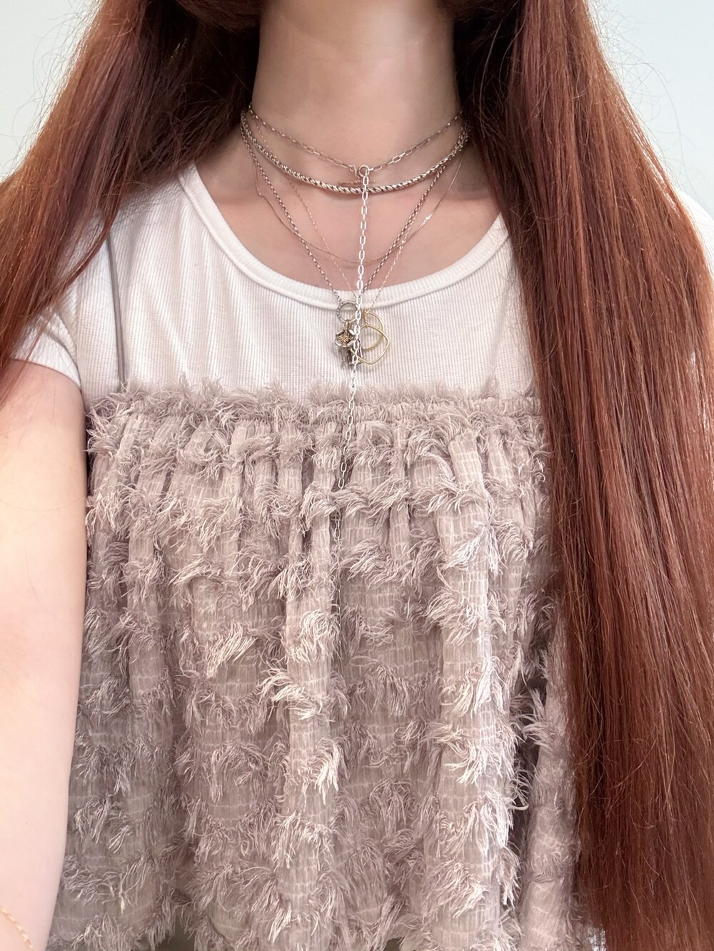 グレー系のキャミソール、ゴールド系のネックレス、シルバー系のネックレスを着用したレディースの夏コーディネートの5枚目の写真