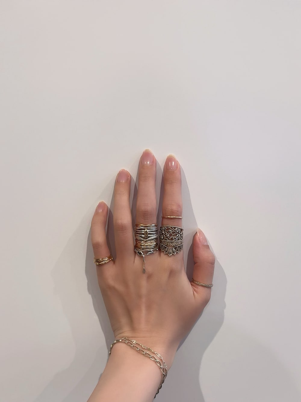 「アガット(agete)、リング、リング重ね付け、リングコーデ、シルバーアクセサリー、シルバー、シルバーリング、シルバーアクセ、ゴールドアクセ、ゴールド、ゴールドアクセサリー、ゴールドリング、アクセサリー、アクセサリー重ね付け、アクセサリーコーデ」｜「ageteのシルバーリング（リング、シルバー系）」を使った、ぺりさん（レディース・165cm）の春コーディネートの4枚目の写真