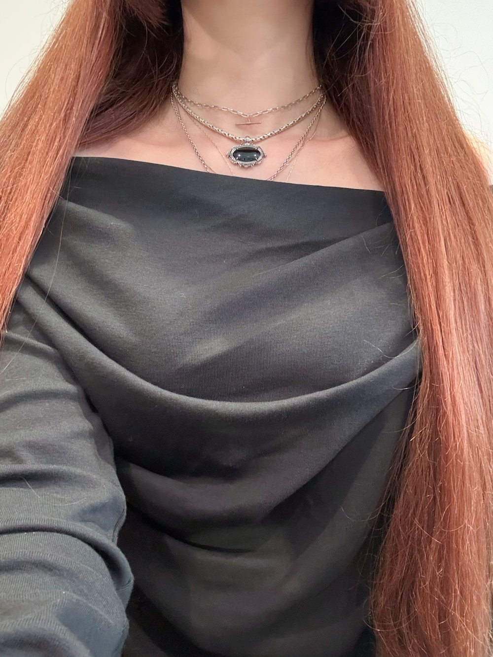 ブラック系のTシャツ/カットソー、ブラック系のスカート、シルバー系のネックレスを着用したレディースの夏コーディネートの5枚目の写真