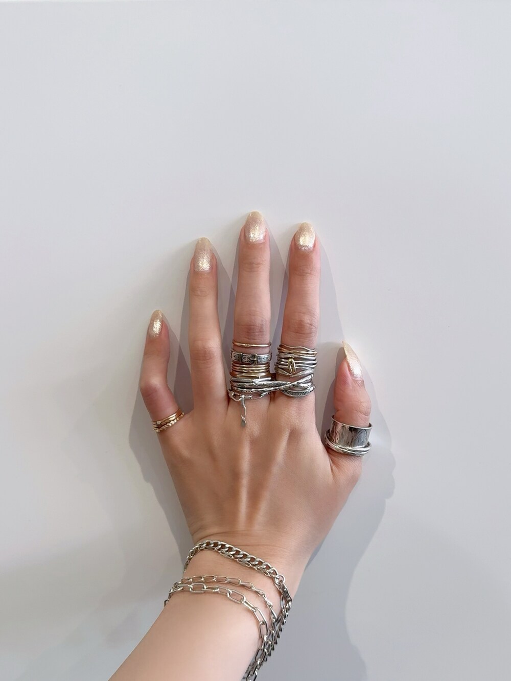 シルバー系のリング、シルバー系のブレスレット、シルバー系のブレスレットを着用したレディースの夏コーディネートの2枚目の写真