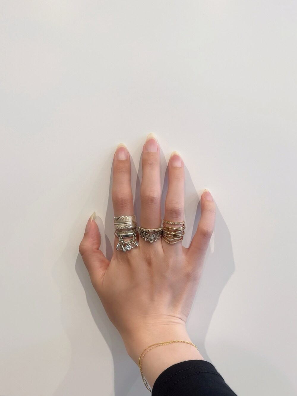 ゴールド系のブレスレット、その他のリング、シルバー系のリングを着用したレディースの夏コーディネートの3枚目の写真