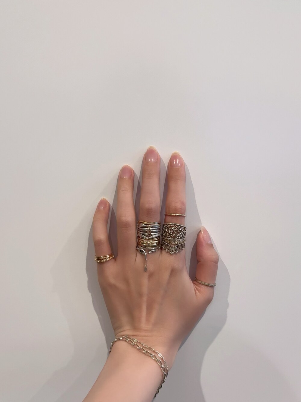 「アガット(agete)、リング、リング重ね付け、リングコーデ、シルバーアクセサリー、シルバー、シルバーリング、シルバーアクセ、ゴールドアクセ、ゴールド、ゴールドアクセサリー、ゴールドリング、アクセサリー、アクセサリー重ね付け、アクセサリーコーデ」｜「ageteのシルバーリング（リング、シルバー系）」を使った、ぺりさん（レディース・165cm）の春コーディネートの3枚目の写真