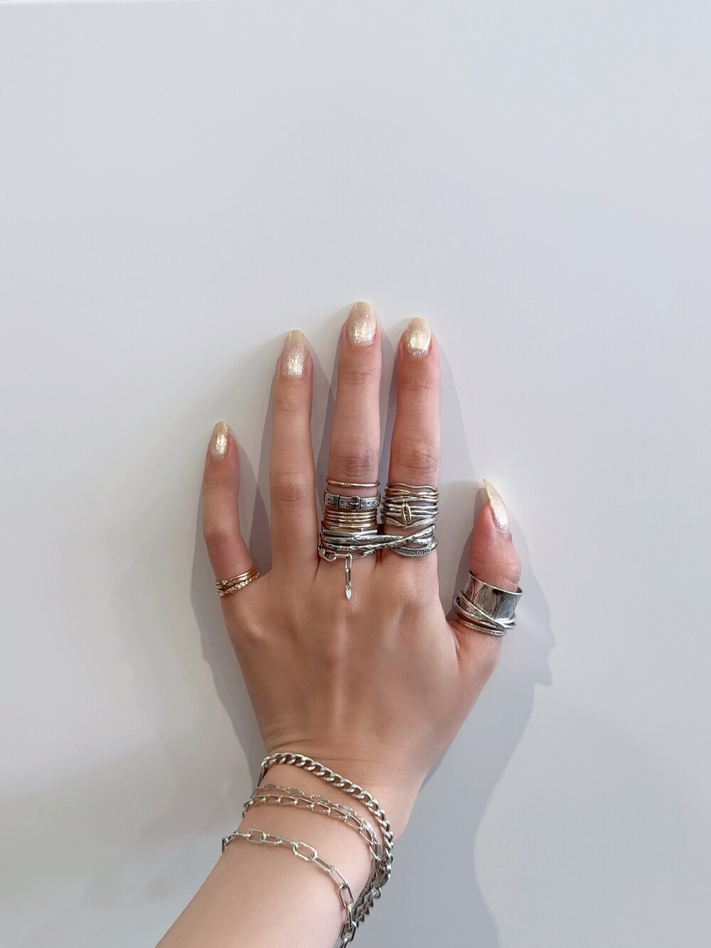 シルバー系のリング、シルバー系のブレスレット、シルバー系のブレスレットを着用したレディースの夏コーディネートの4枚目の写真