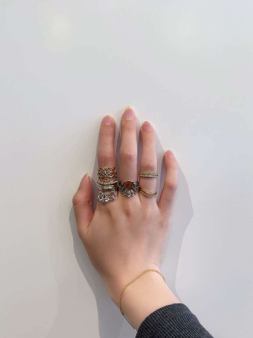 「アガット(agete)、リング、リング重ね付け、シルバーアクセサリー、シルバー、シルバーリング、シルバーアクセ、ゴールドアクセ、ゴールド、ゴールドアクセサリー、ゴールドリング、ブレスレット」｜「ageteのK5／シルバーダイヤモンドリング（リング、その他）」を使った、ぺりさん（レディース・165cm）の春コーディネートの3枚目の写真