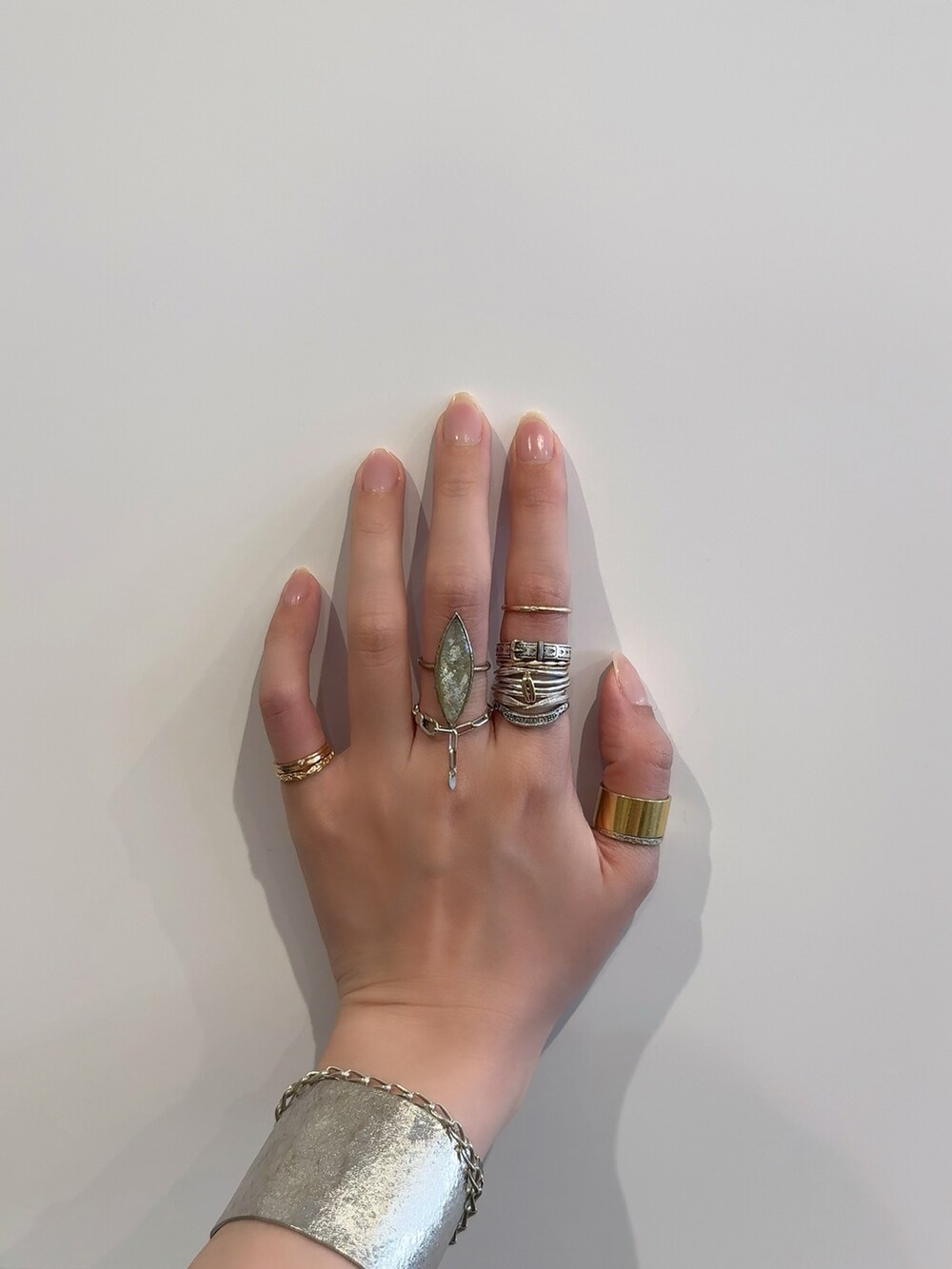 「アガット(agete)、リング、リング重ね付け、リングコーデ、シルバーアクセサリー、シルバー、シルバーリング、シルバーアクセ、ゴールドアクセ、ゴールド、ゴールドアクセサリー、ゴールドリング、ブレスレット、バングル」｜「ageteのシルバーブレスレット（ブレスレット、シルバー系）」を使った、ぺりさん（レディース・165cm）の春コーディネートの3枚目の写真