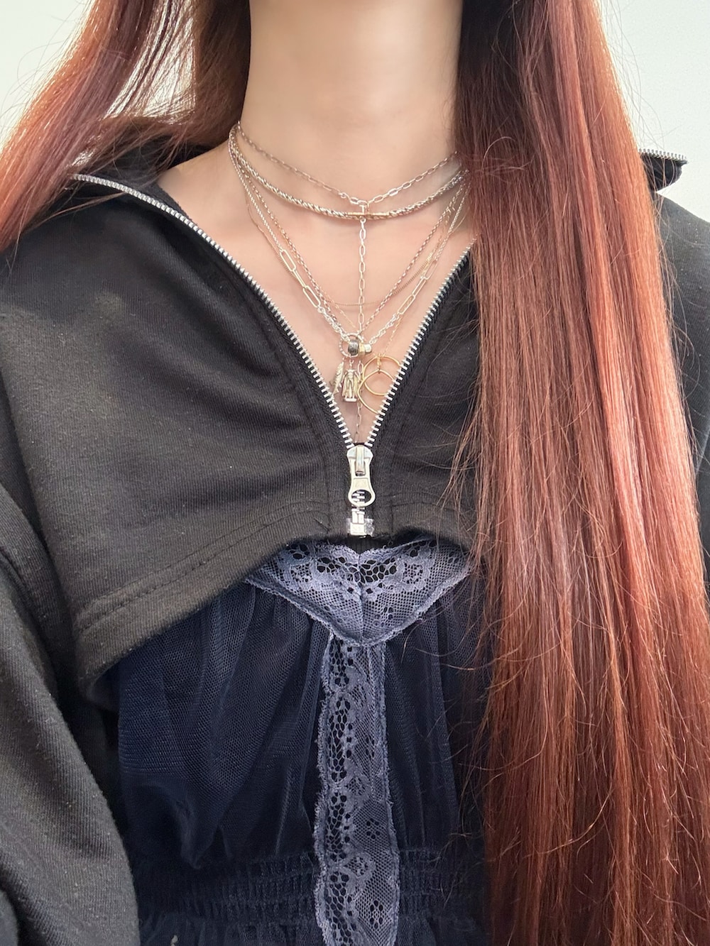 シルバー系のネックレス、シルバー系のネックレス、ゴールド系のリングを着用したレディースの春コーディネートの2枚目の写真