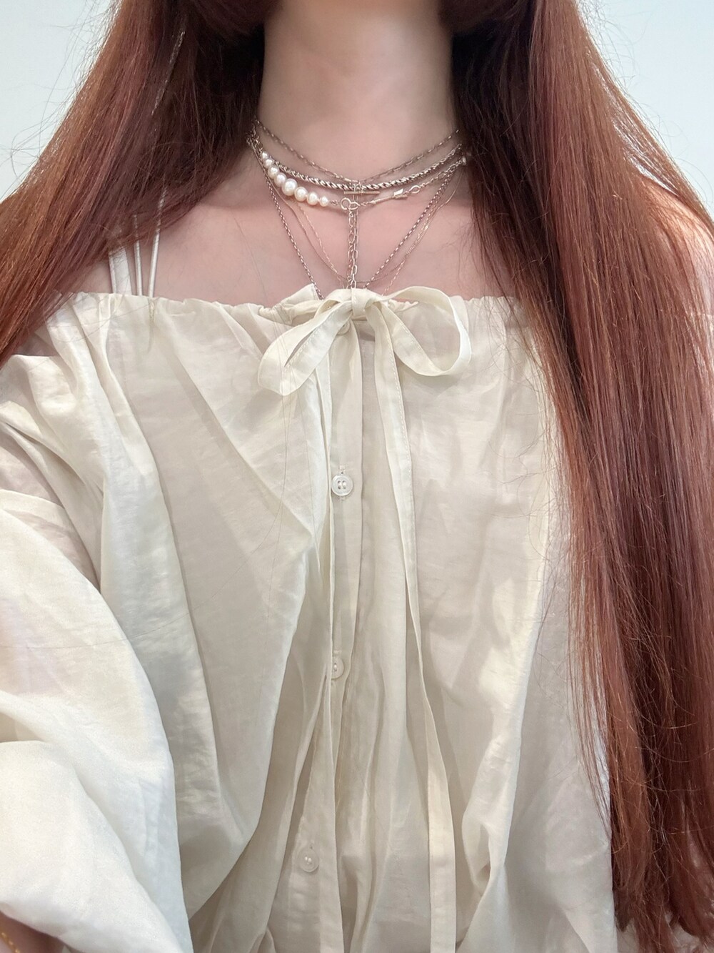 ホワイト系のシャツ/ブラウス、ホワイト系のキャミソール、ベージュ系のワンピースを着用したレディースの夏コーディネートの4枚目の写真