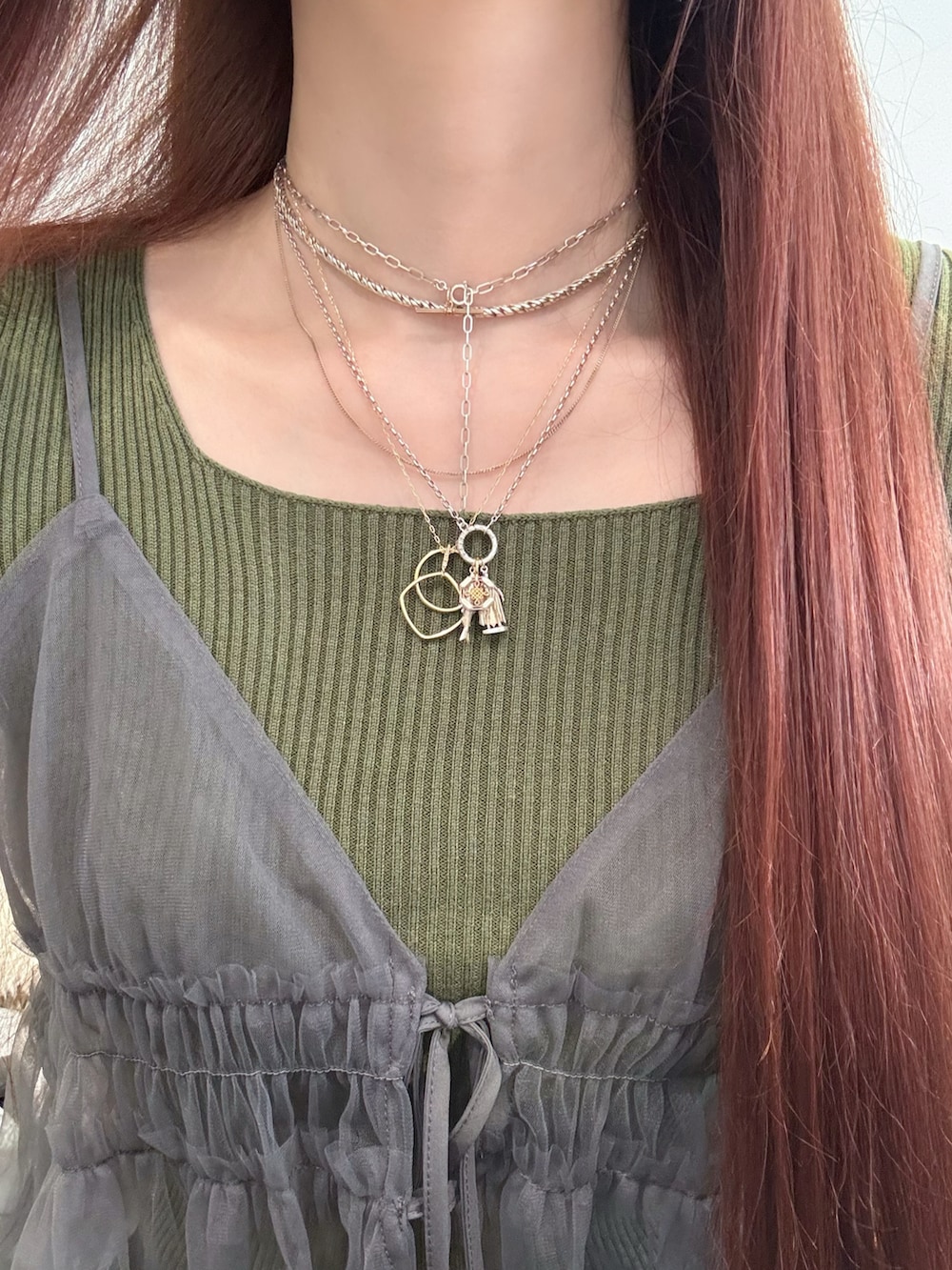 「アガット(agete)、agete、UNIQLO、ユニクロ、ネックレス、ネックレス重ね付け、シルバーアクセサリー、シルバー、シルバーアクセ、シルバーネックレス、ゴールドアクセ、ゴールド、ゴールドアクセサリー、ゴールドネックレス、チョーカーネックレス」｜「ageteのシルバーピアスチャーム（片耳用）（チャーム、その他）」を使った、ぺりさん（レディース・165cm）の春コーディネートの3枚目の写真