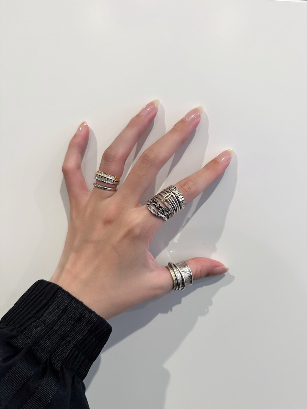 その他のリング、シルバー系のリング、シルバー系のリングを着用したレディースの春コーディネートの5枚目の写真