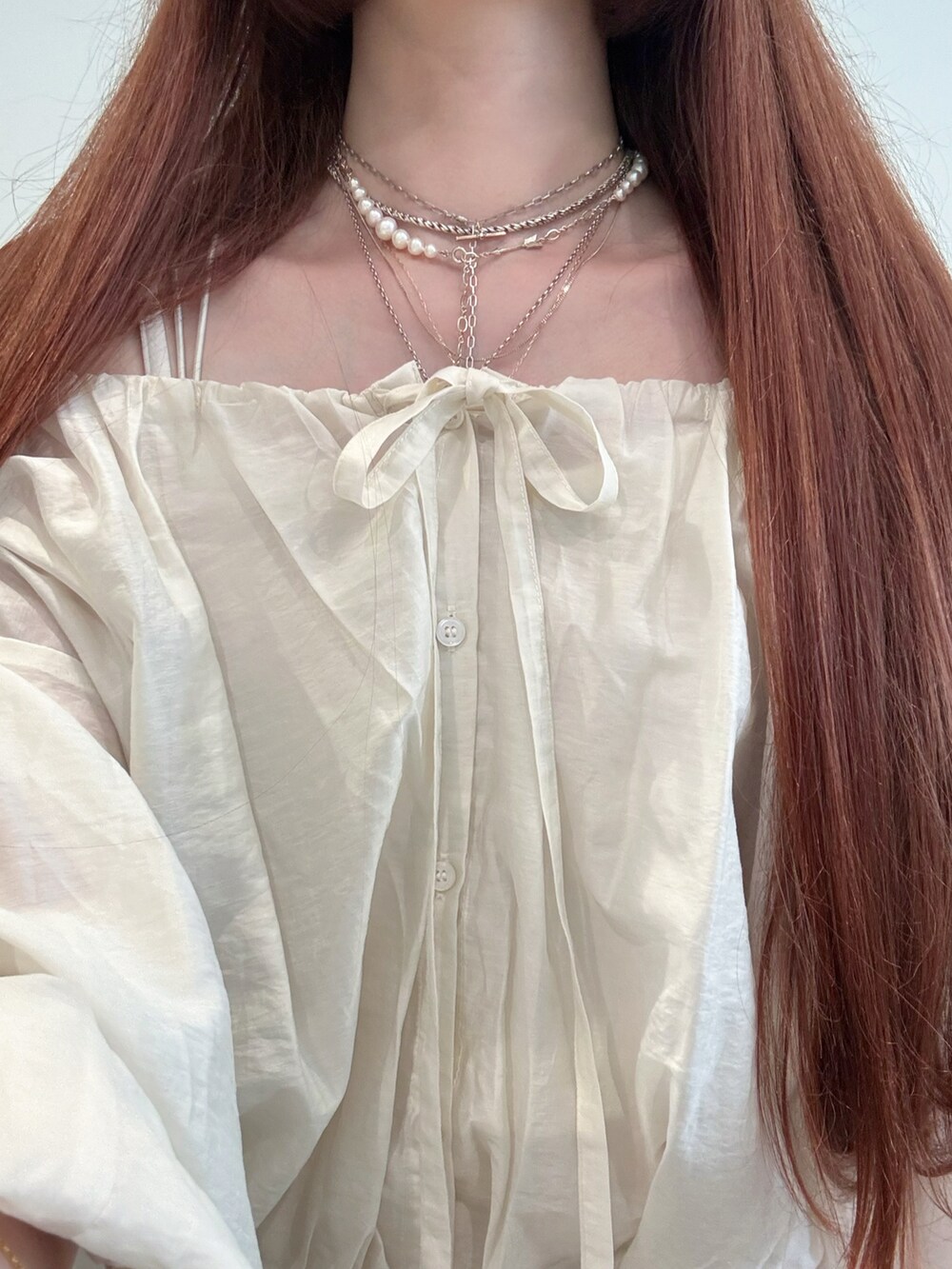 ホワイト系のシャツ/ブラウス、ホワイト系のキャミソール、ベージュ系のワンピースを着用したレディースの夏コーディネートの5枚目の写真