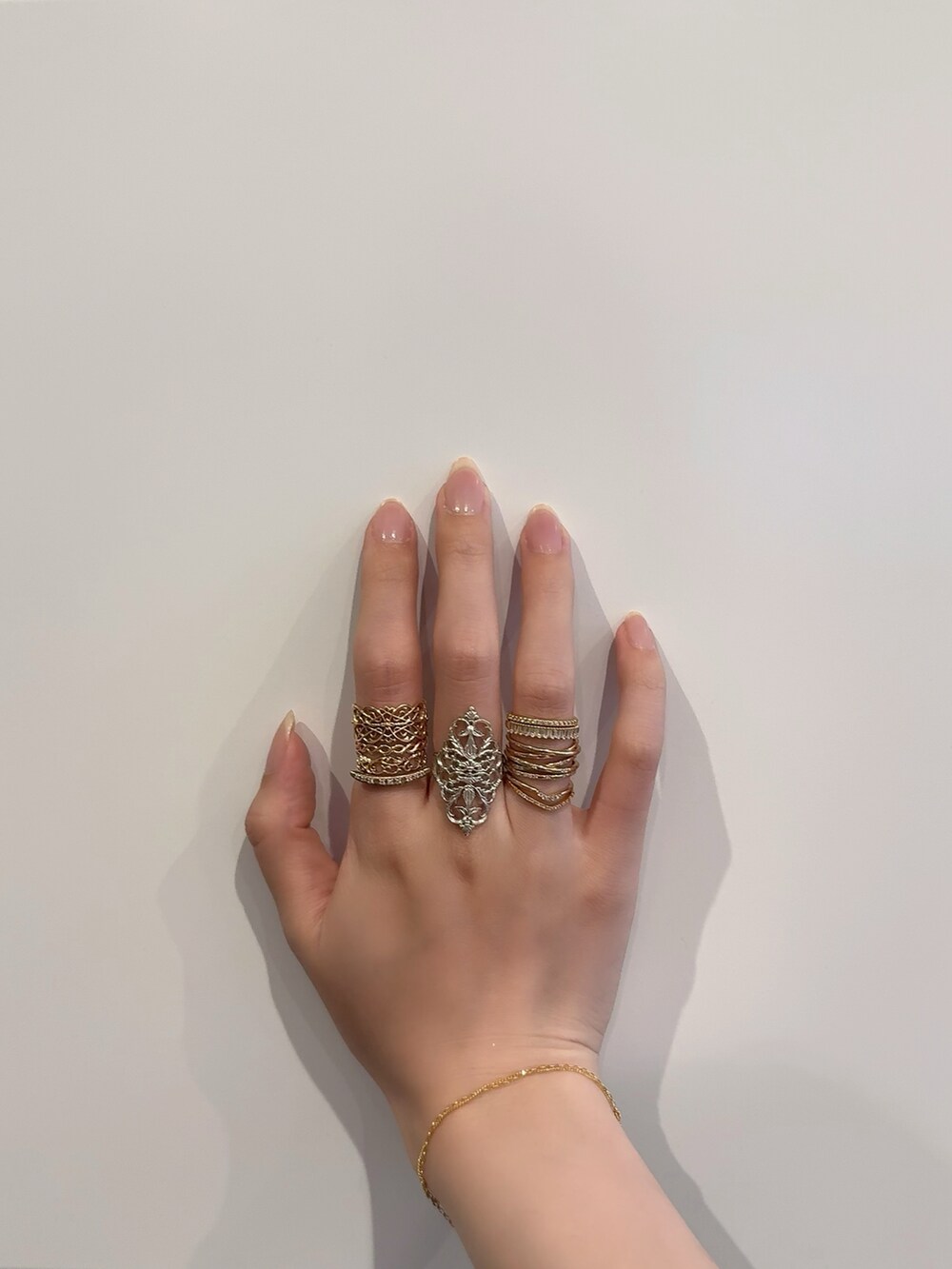 「アガット(agete)、リング、リング重ね付け、リングコーデ、シルバーアクセサリー、シルバー、シルバーリング、シルバーアクセ、ゴールドアクセ、ゴールド、ゴールドアクセサリー、ゴールドリング、ブレスレット」｜「ageteのシルバーリング（リング、シルバー系）」を使った、ぺりさん（レディース・165cm）の春コーディネートの2枚目の写真