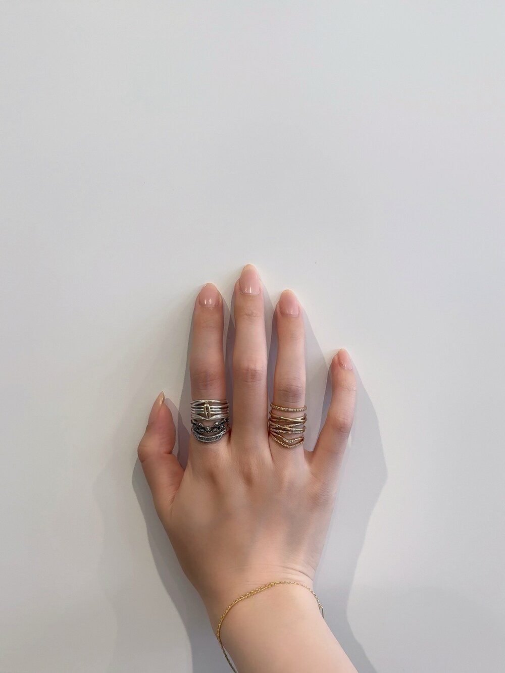 その他のリング、ゴールド系のブレスレット、シルバー系のリングを着用したレディースの夏コーディネートの3枚目の写真