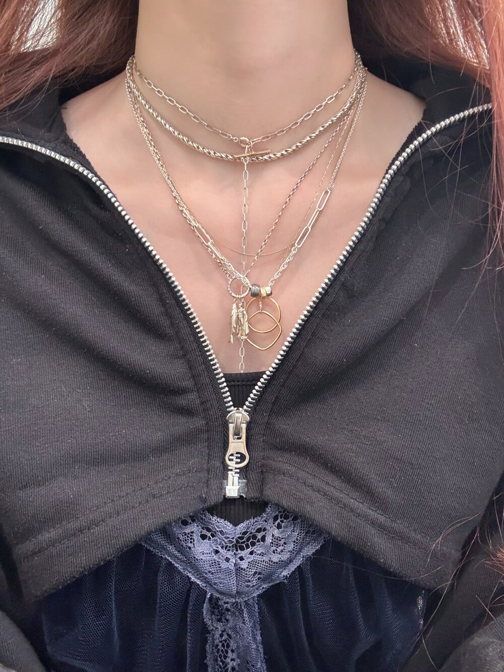 シルバー系のネックレス、シルバー系のネックレス、ゴールド系のリングを着用したレディースの春コーディネートの3枚目の写真