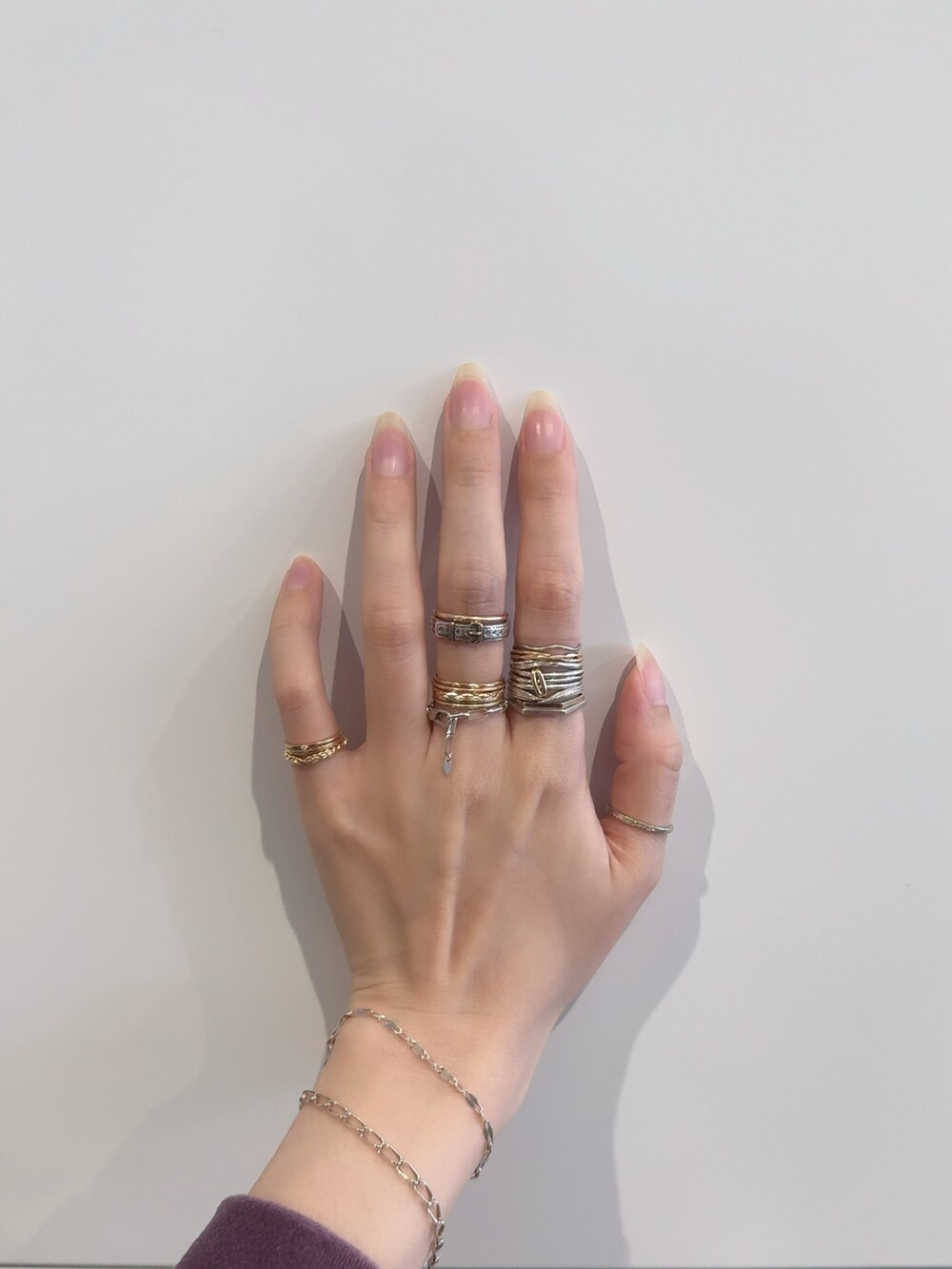 「アガット(agete)、リング、リング重ね付け、リングコーデ、シルバー、シルバーアクセサリー、シルバーリング、シルバーアクセ、ゴールドアクセ、ゴールド、ゴールドアクセサリー、ブレスレット」｜「ageteのシルバーチェーンリング（リング、シルバー系）」を使った、ぺりさん（レディース・165cm）の春コーディネートの2枚目の写真