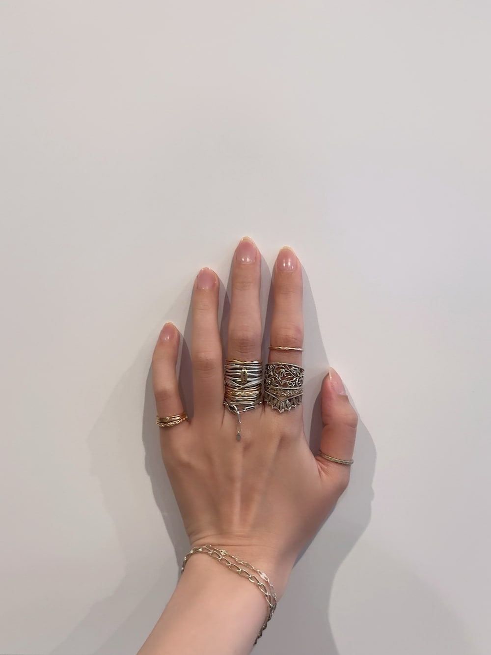 「アガット(agete)、リング、リング重ね付け、リングコーデ、シルバーアクセサリー、シルバー、シルバーリング、シルバーアクセ、ゴールドアクセ、ゴールド、ゴールドアクセサリー、ゴールドリング、アクセサリー、アクセサリー重ね付け、アクセサリーコーデ」｜「ageteのシルバーリング（リング、シルバー系）」を使った、ぺりさん（レディース・165cm）の春コーディネートの2枚目の写真