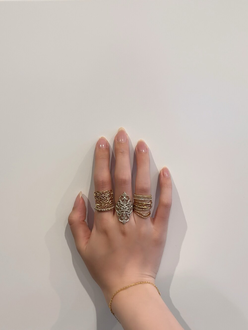 「アガット(agete)、リング、リング重ね付け、リングコーデ、シルバーアクセサリー、シルバー、シルバーリング、シルバーアクセ、ゴールドアクセ、ゴールド、ゴールドアクセサリー、ゴールドリング、ブレスレット」｜「ageteのシルバーリング（リング、シルバー系）」を使った、ぺりさん（レディース・165cm）の春コーディネートの3枚目の写真