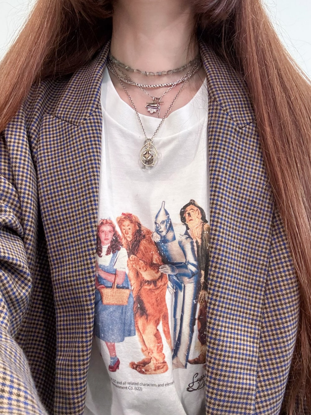 ホワイト系のTシャツ/カットソー、グレー系のネックレス、ゴールド系のネックレスを着用したレディースの秋コーディネートの3枚目の写真