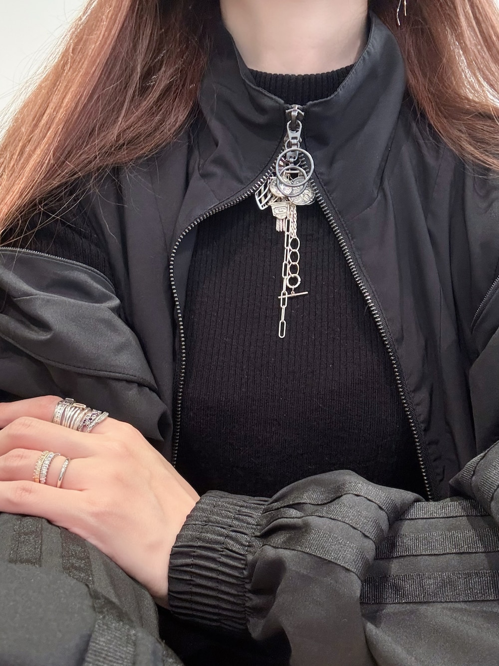ブラック系のジャージ、シルバー系のチャーム、シルバー系のネックレスを着用したレディースの春コーディネートの4枚目の写真