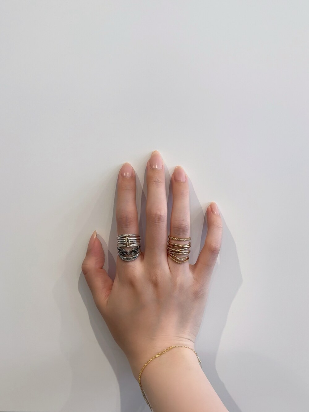 その他のリング、ゴールド系のブレスレット、シルバー系のリングを着用したレディースの夏コーディネートの4枚目の写真