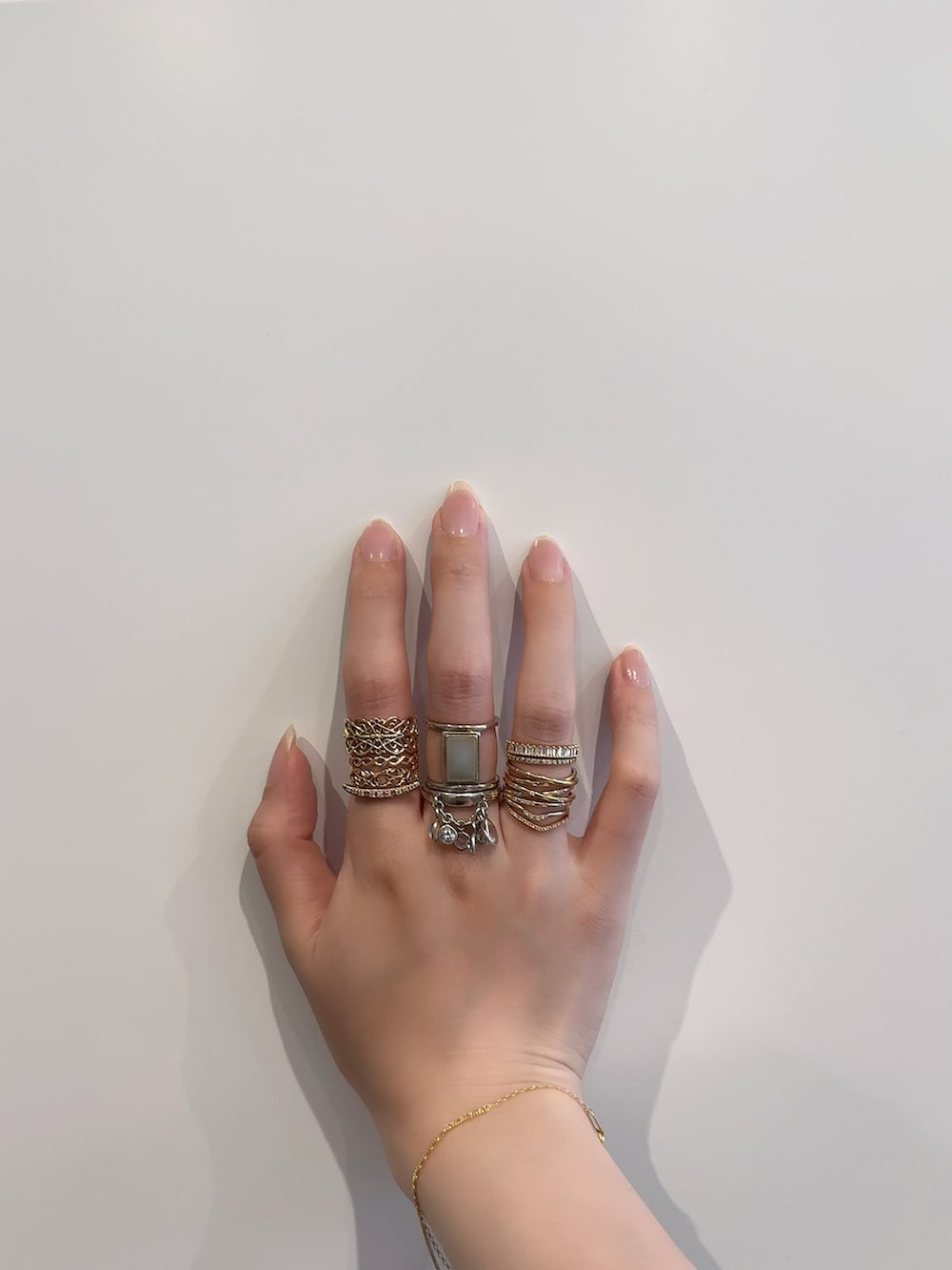 「アガット(agete)、リング、リング重ね付け、リングコーデ、シルバーアクセサリー、シルバー、シルバーリング、シルバーアクセ、ゴールドアクセ、ゴールド、ゴールドアクセサリー、ゴールドリング、ブレスレット」｜「ageteのK18ブレスレット（ブレスレット、ゴールド系）」を使った、ぺりさん（レディース・165cm）の春コーディネートの3枚目の写真