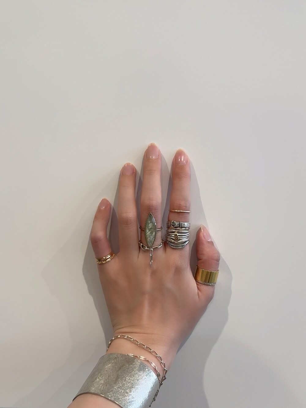 「アガット(agete)、リング、リング重ね付け、リングコーデ、シルバーアクセサリー、シルバー、シルバーリング、シルバーアクセ、ゴールドアクセ、ゴールド、ゴールドアクセサリー、ゴールドリング、ブレスレット、バングル」｜「ageteのシルバーブレスレット（ブレスレット、シルバー系）」を使った、ぺりさん（レディース・165cm）の春コーディネートの4枚目の写真