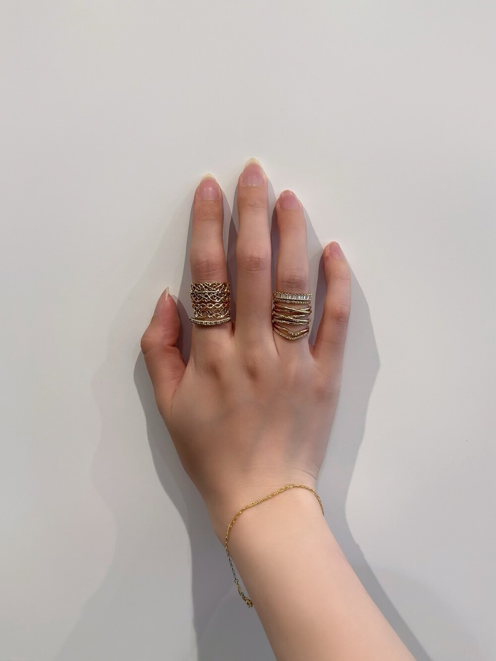 「アガット(agete)、リング、リング重ね付け、シルバーアクセサリー、シルバー、シルバーリング、シルバーアクセ、ゴールドアクセ、ゴールド、ゴールドアクセサリー、ゴールドリング、ブレスレット」｜「ageteのK5／シルバーダイヤモンドリング（リング、その他）」を使った、ぺりさん（レディース・165cm）の春コーディネートの3枚目の写真