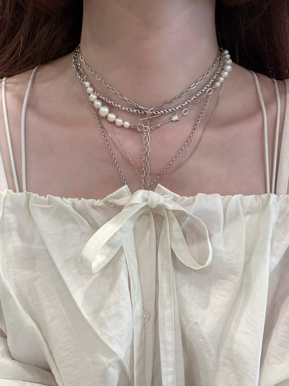 ホワイト系のシャツ/ブラウス、ホワイト系のキャミソール、ベージュ系のワンピースを着用したレディースの夏コーディネートの3枚目の写真