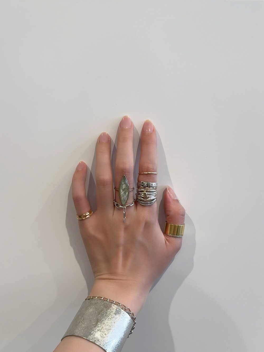 「アガット(agete)、リング、リング重ね付け、リングコーデ、シルバーアクセサリー、シルバー、シルバーリング、シルバーアクセ、ゴールドアクセ、ゴールド、ゴールドアクセサリー、ゴールドリング、ブレスレット、バングル」｜「ageteのシルバーブレスレット（ブレスレット、シルバー系）」を使った、ぺりさん（レディース・165cm）の春コーディネートの5枚目の写真
