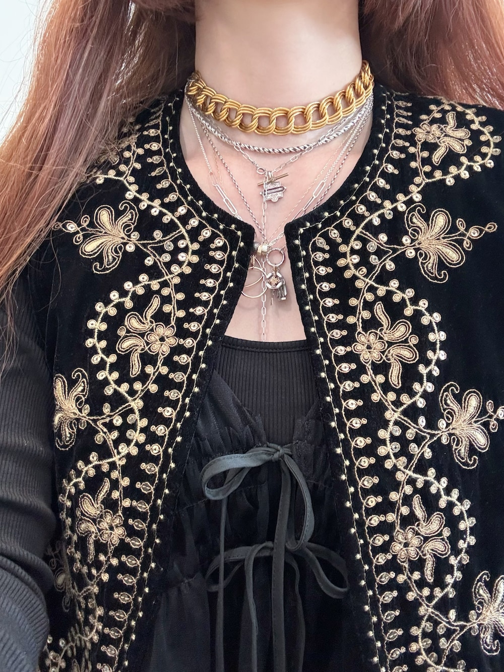 シルバー系のネックレス、シルバー系のネックレス、シルバー系のネックレスを着用したレディースの秋コーディネートの4枚目の写真