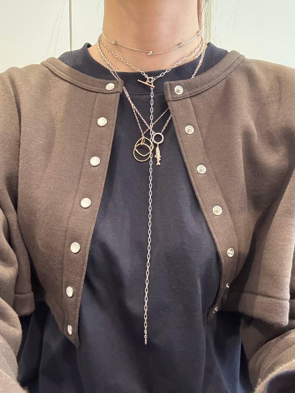 「ネックレス、ネックレス重ね付け、ネックレスコーデ、シルバー、シルバーアクセサリー、シルバーアクセ、シルバーネックレス、ゴールドアクセ、ゴールドネックレス、チェーンネックレス、カーディガン、アニエスベー、アガット(agete)、無印良品、ブラウン」｜「ageteのシルバーネックレスチェーン（ネックレス、シルバー系）」を使った、ぺりさん（レディース・165cm）の春コーディネートの3枚目の写真