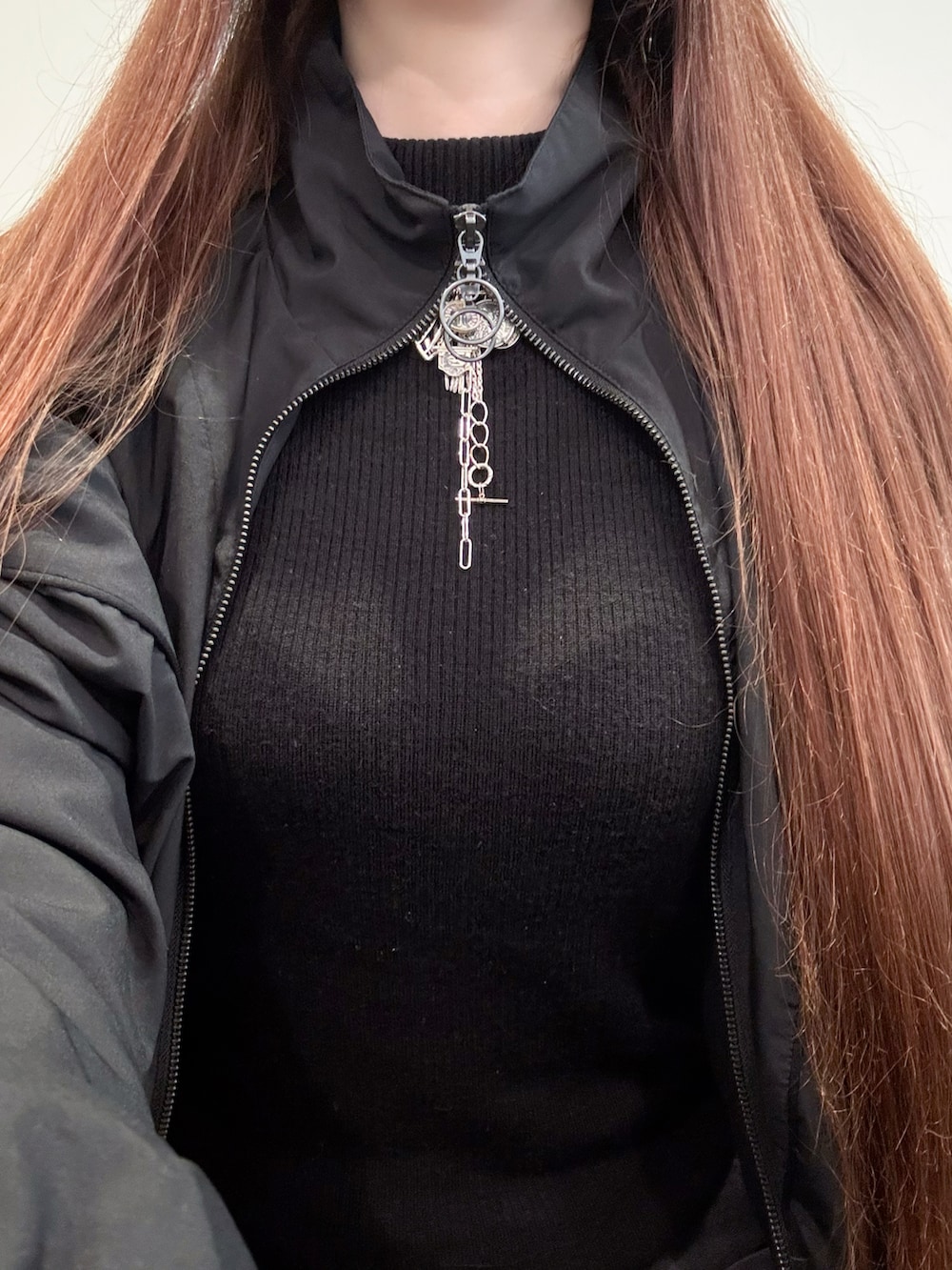 ブラック系のジャージ、シルバー系のチャーム、シルバー系のネックレスを着用したレディースの春コーディネートの3枚目の写真